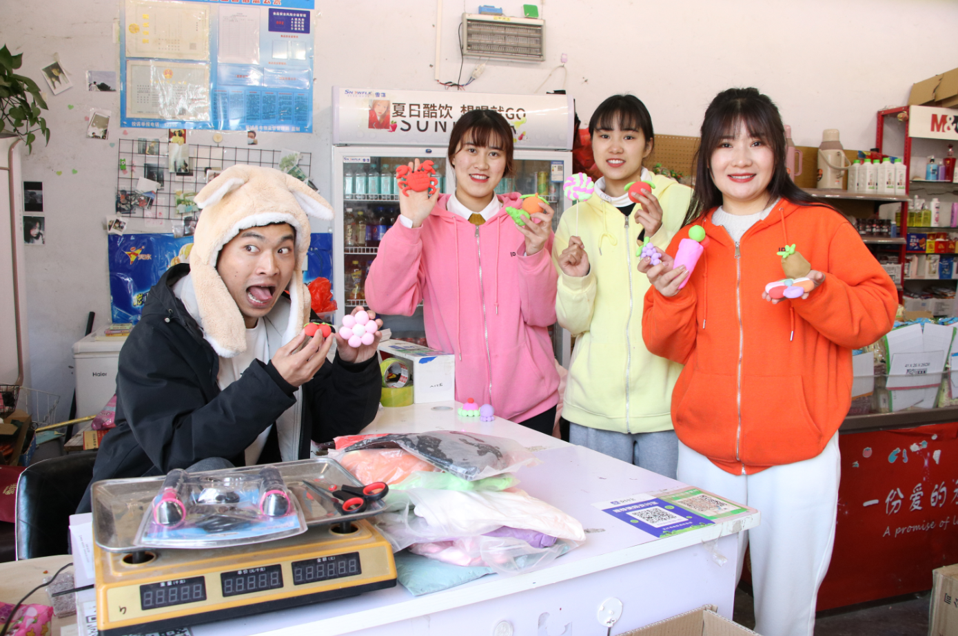 超市搞活动,捏一个粘土玩具换一包零食,没想同学们一下捏了13个