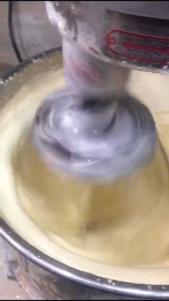老香港古早奶黄流心味蛋糕,奶黄爆浆,一刀下去奶黄流下来,可好吃了