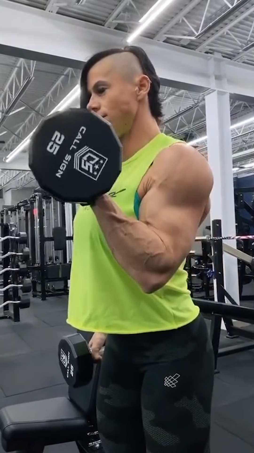 国外肌肉女胳膊真粗,快赶上我大腿了!