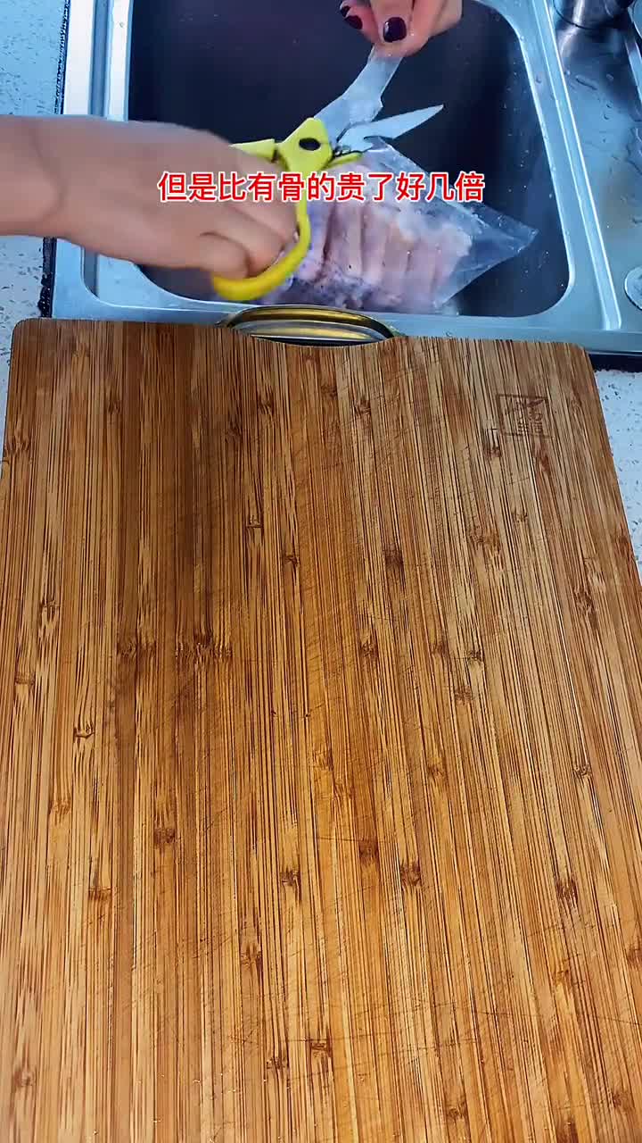 今天本来想吃无骨鸭掌,奈何败给荷包,退而求其次做了干锅鸭掌自己啃