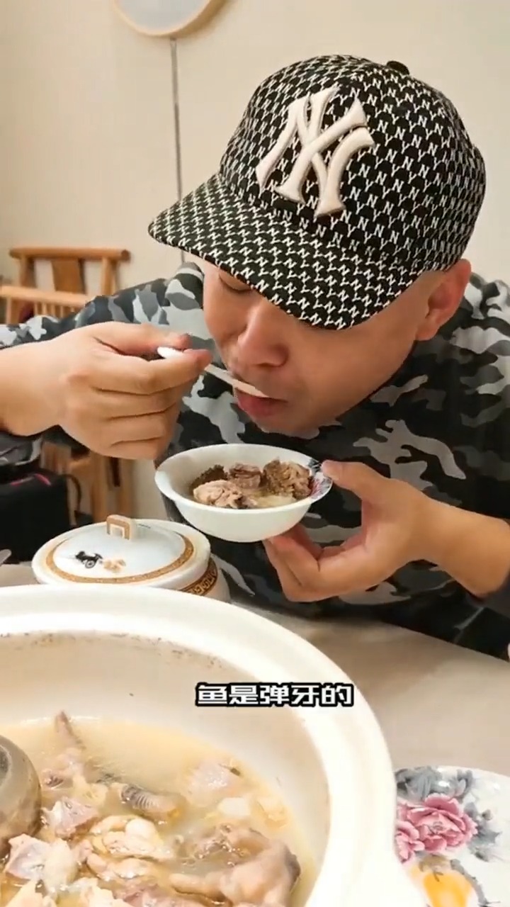 冬天适合进补的鼎汤佛跳墙,鱼头比我的脸都大,老板说不用手不能吃