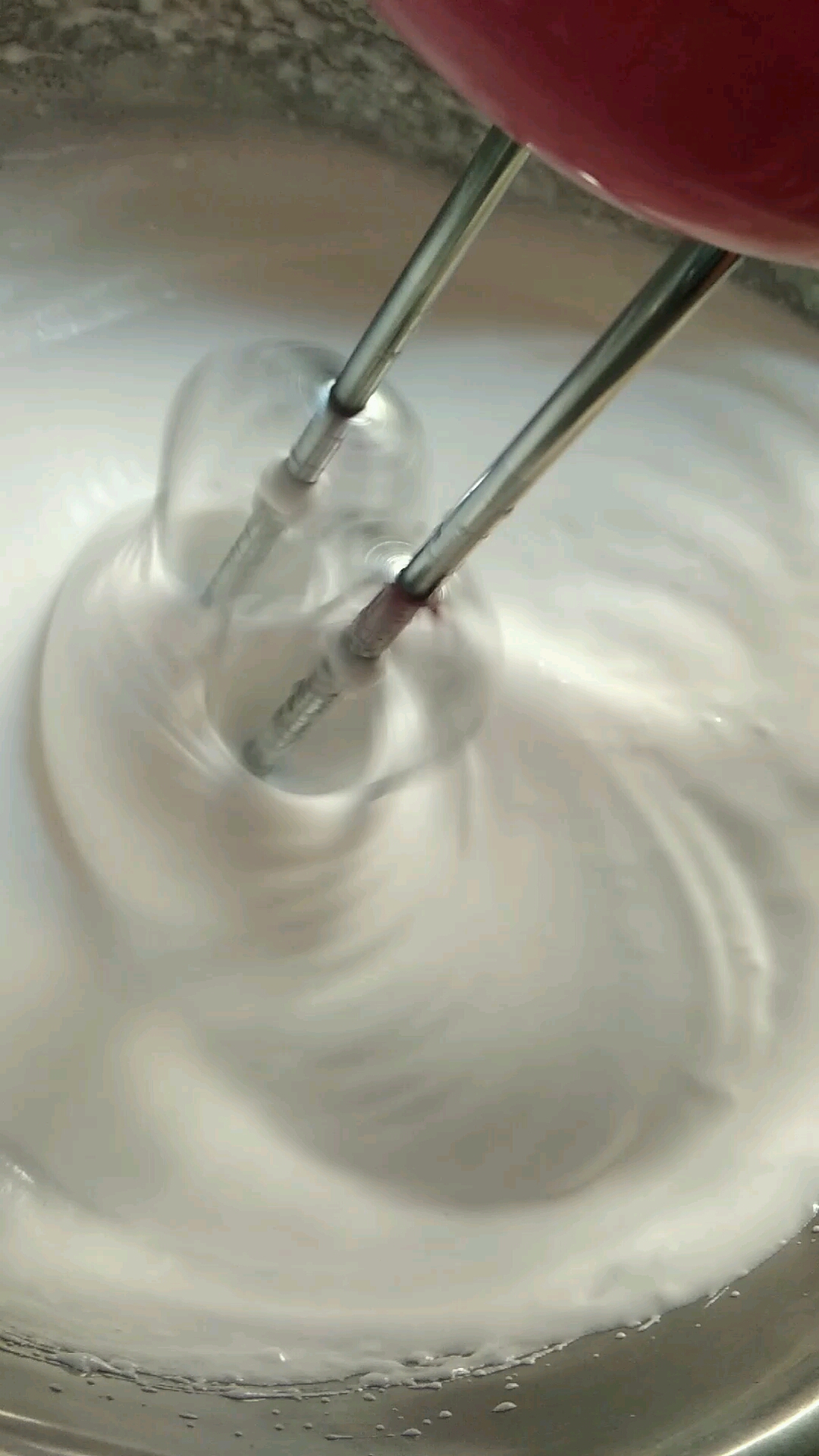 自己在家学做蛋糕第一步:打蛋清白糖 打成奶油状
