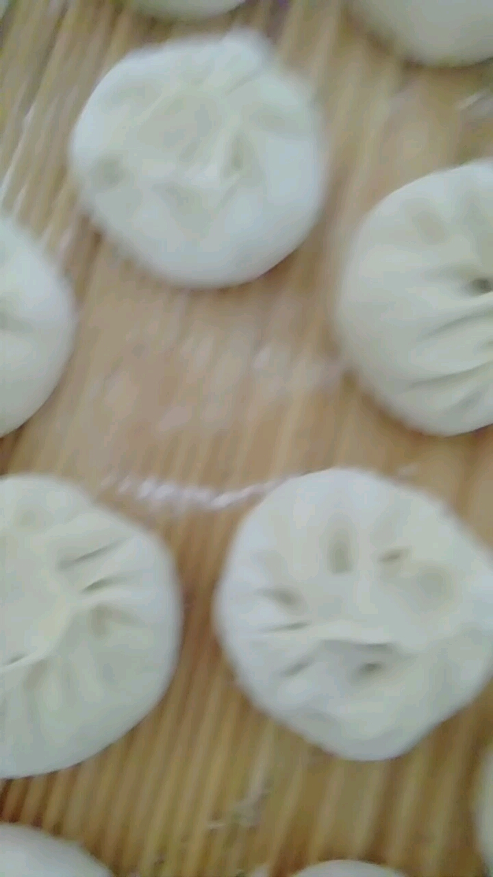 芹菜猪肉包子