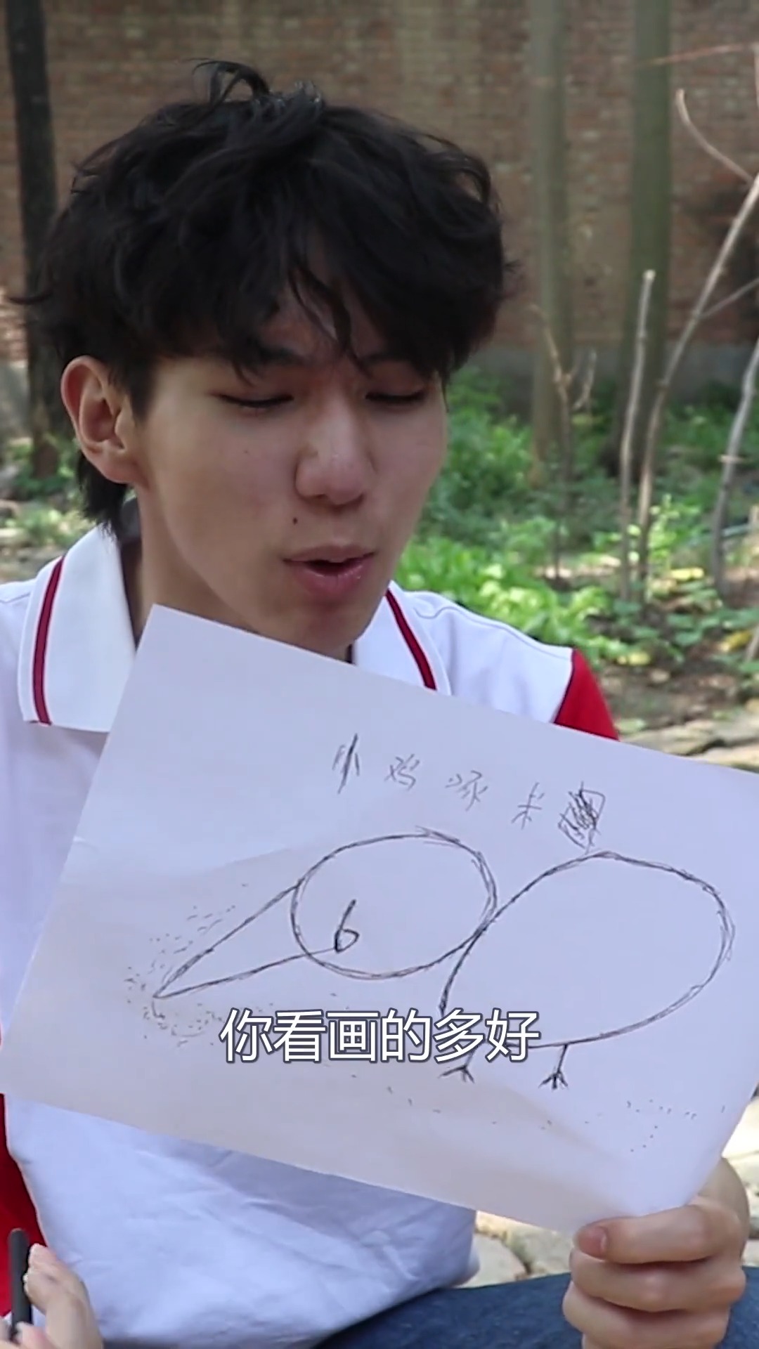 夏夏和伙伴给小鸡宝宝画画,没想哥哥画的小鸡吃米图,太逗了
