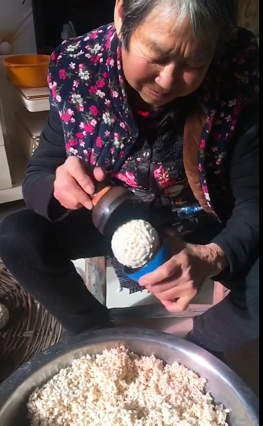 #舌尖上的乡村美食#大米球球,还是小时候的味道, 奶奶独门手艺。