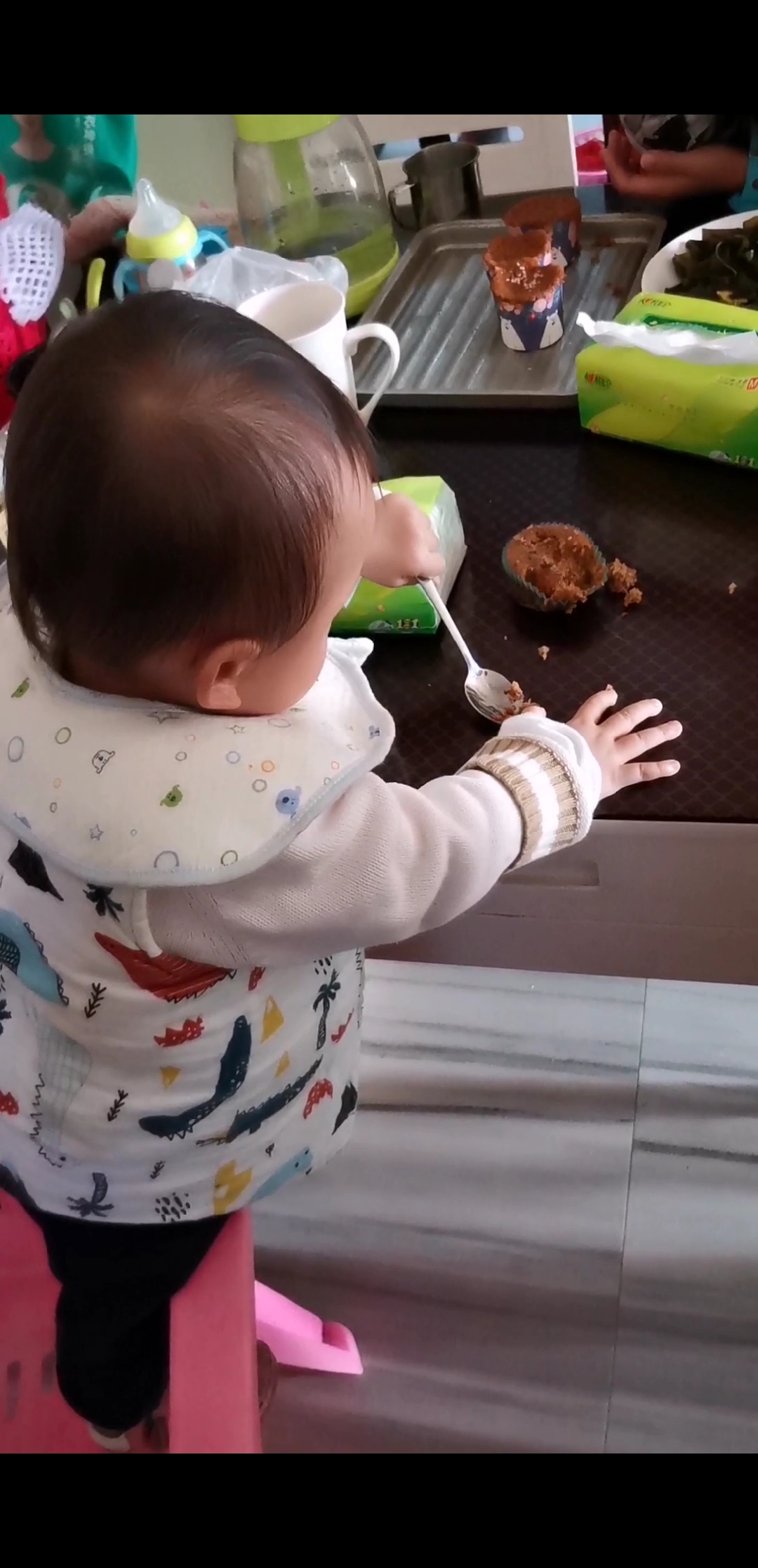 #家有萌娃#宝宝练习自行吃饭篇之小蛋糕初试！有点吃着碗里看着锅里的感觉！