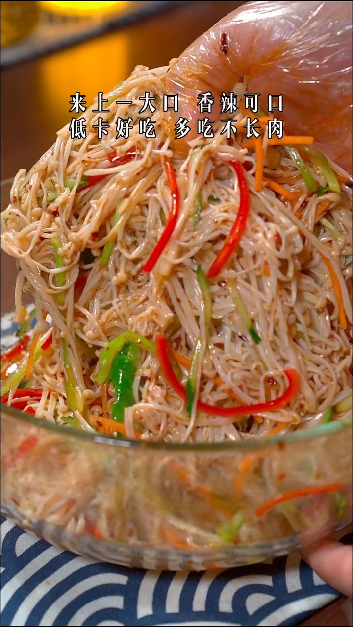 夏季必备减脂凉拌菜!红油金针菇,一口气干一盆,低卡好吃,吃多不长肉#凉拌金针