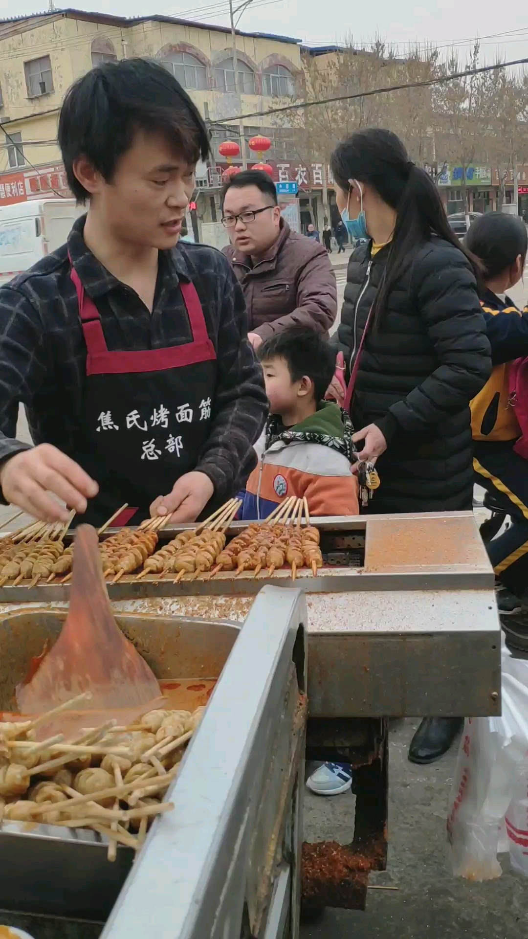 围裙上写的啥?