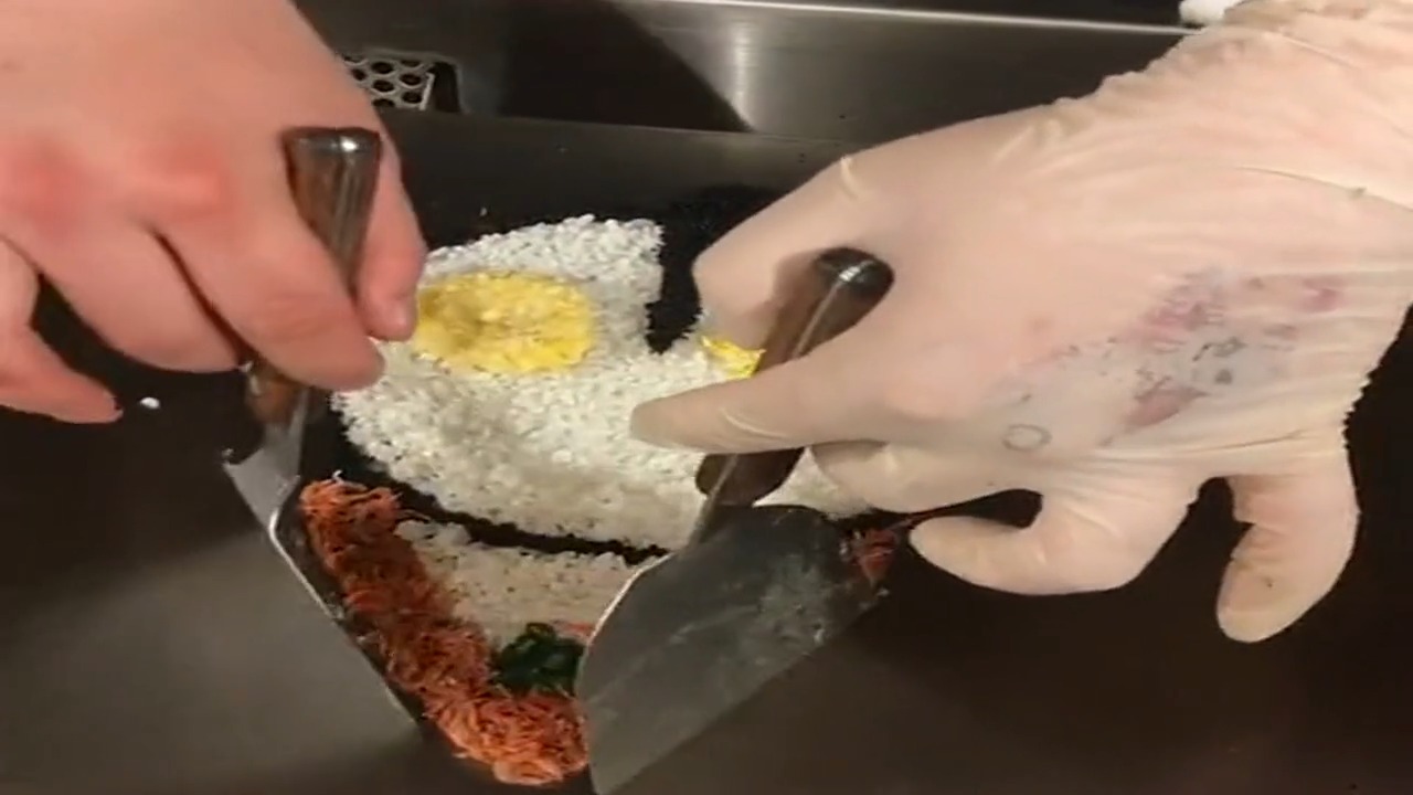 儿子吃个蛋炒饭,还要卡通造型,可把大厨为难坏了!