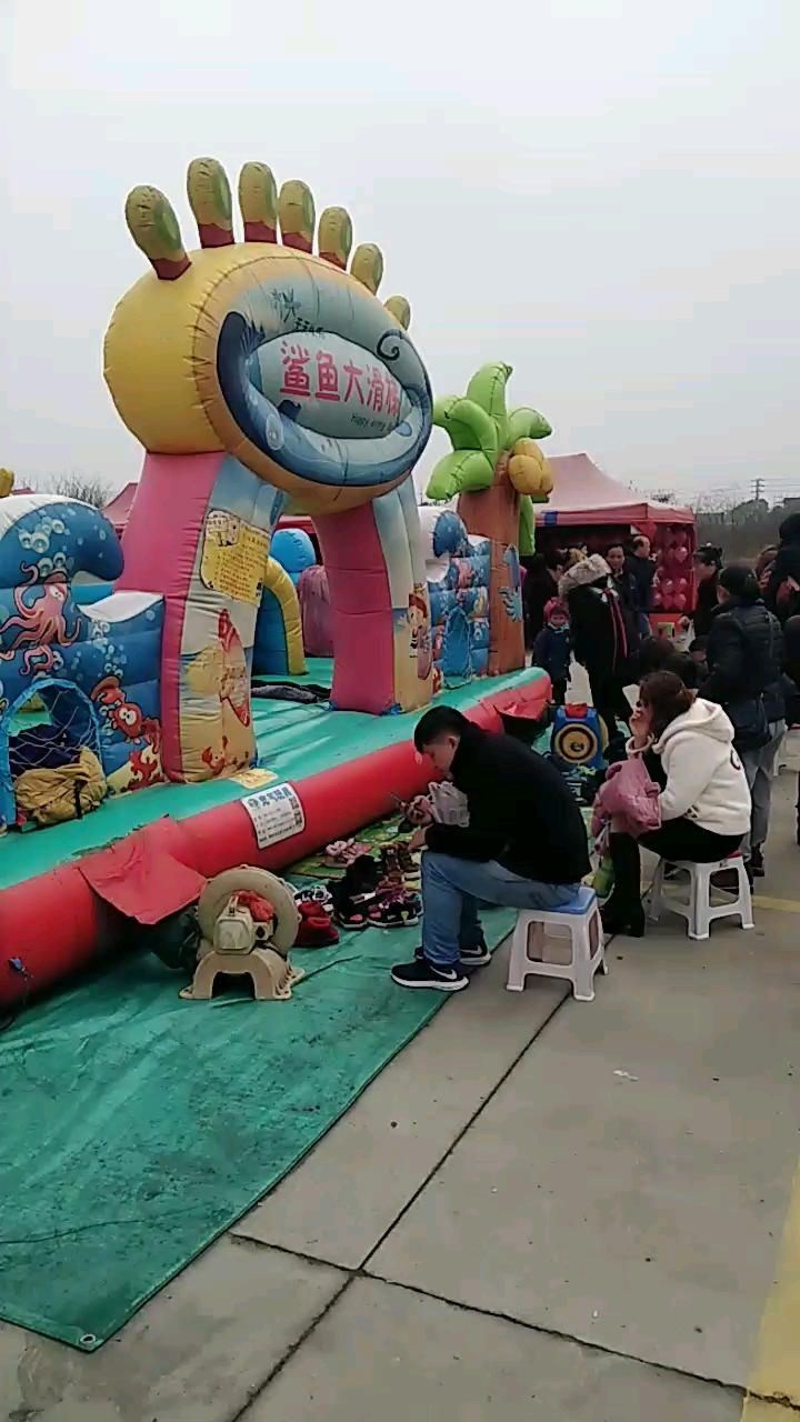 小朋友玩的真开心。