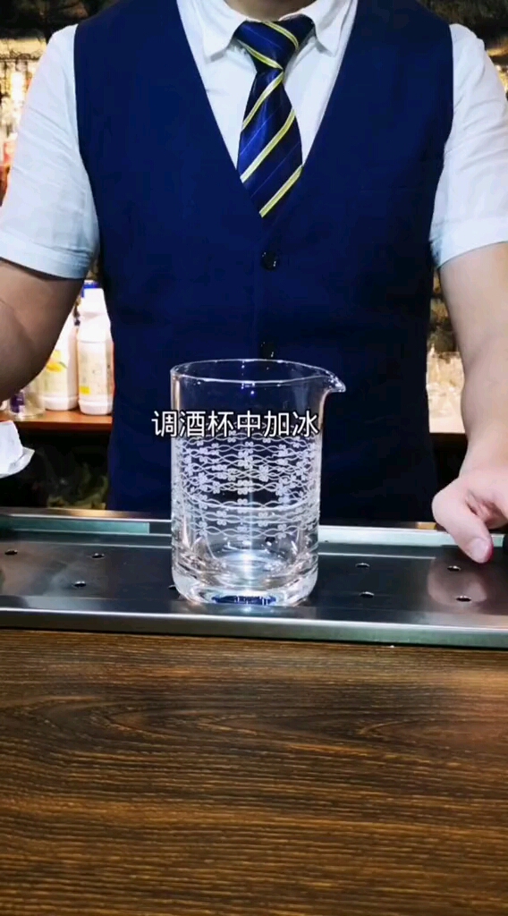 酒吧版鸡尾里2;号称鸡尾酒女王的(曼哈顿)黑麦威士忌、甜味美思、橙味苦精。
