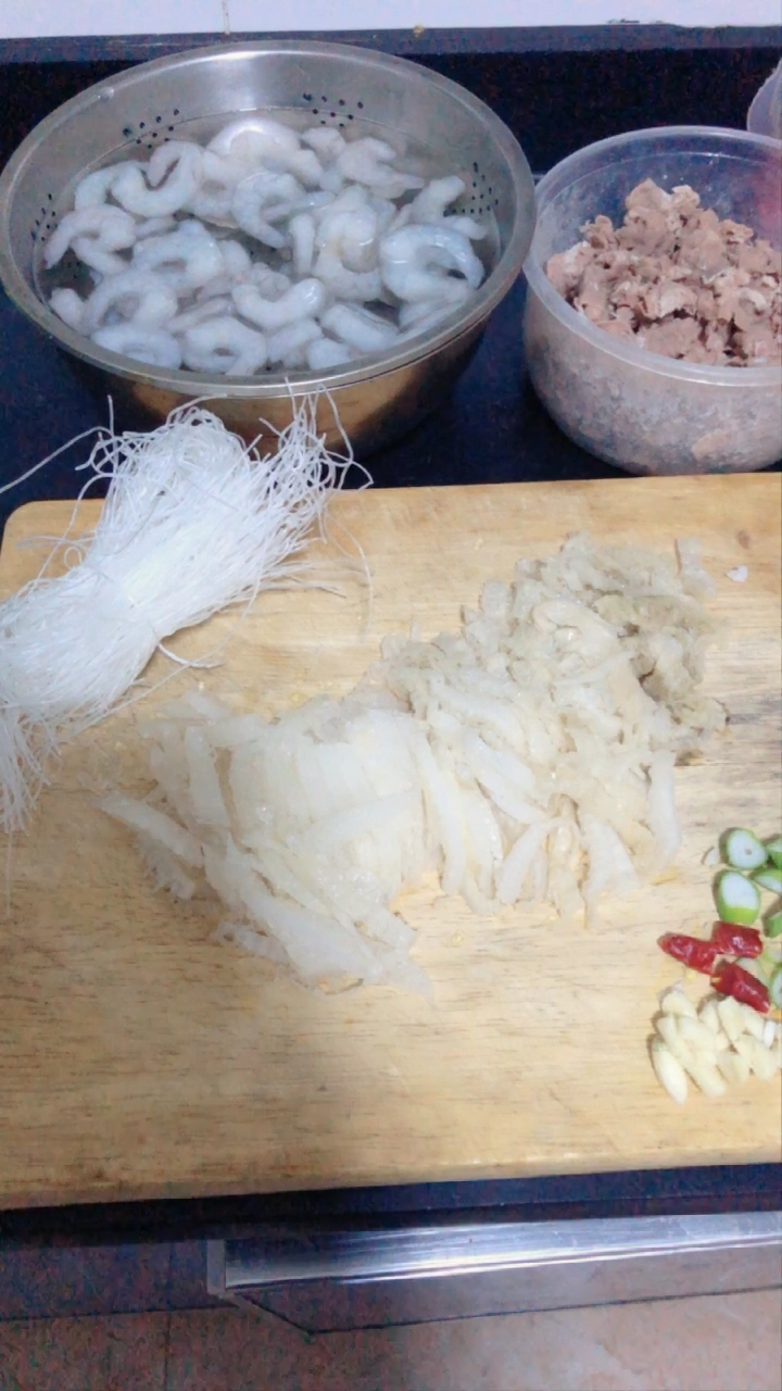 做法:炝锅放酸菜翻炒放大豆酱油加水放入粉丝煮3分钟放鸡精出锅即可