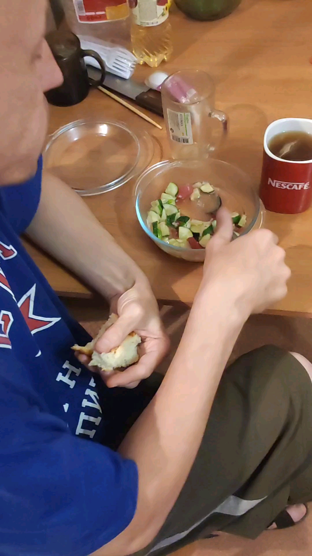 俄罗斯的蔬菜沙拉跟我们的番茄黄瓜不一样吗。有点难吃