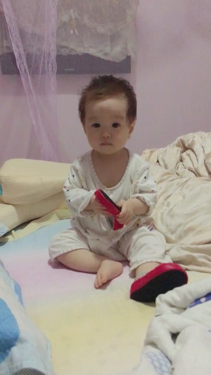 吃鞋子的小萌娃娃