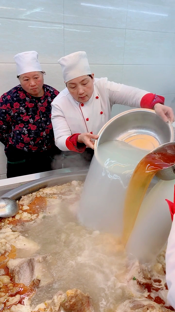 羊肉500克,羊骨750克,羊油50克,陈皮5克,草果1个,良姜9.8克,白芷4