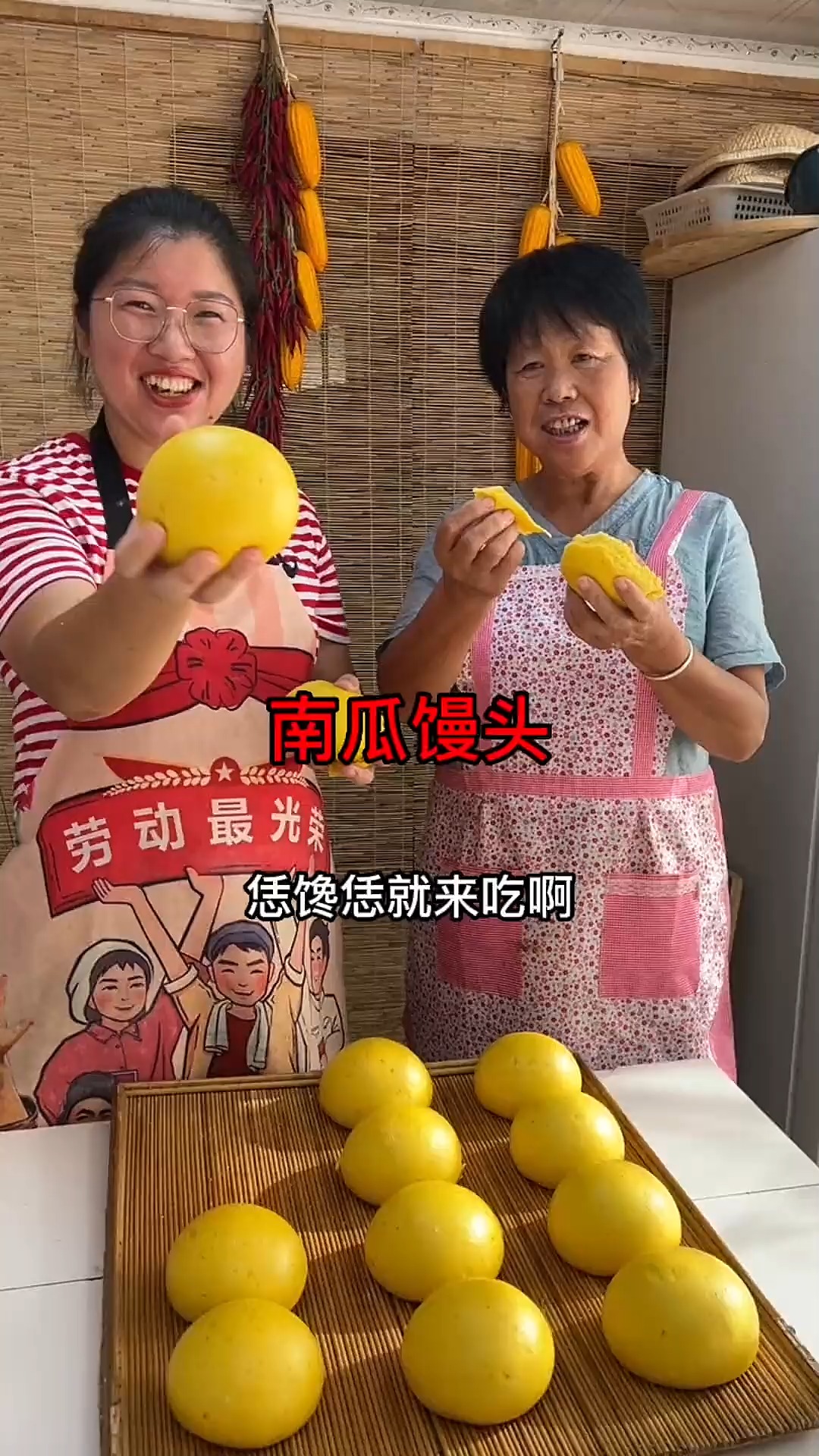 南瓜做的大馒头,吃够了白面的馒头,可以换换口味,蒸一锅这样的南瓜馒头,食欲真的高