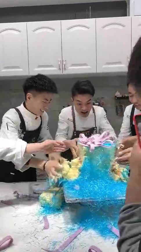 蛋糕店的老板发福利了,每人一台苹果手机居然藏在这里面,可惜了这块蛋糕了