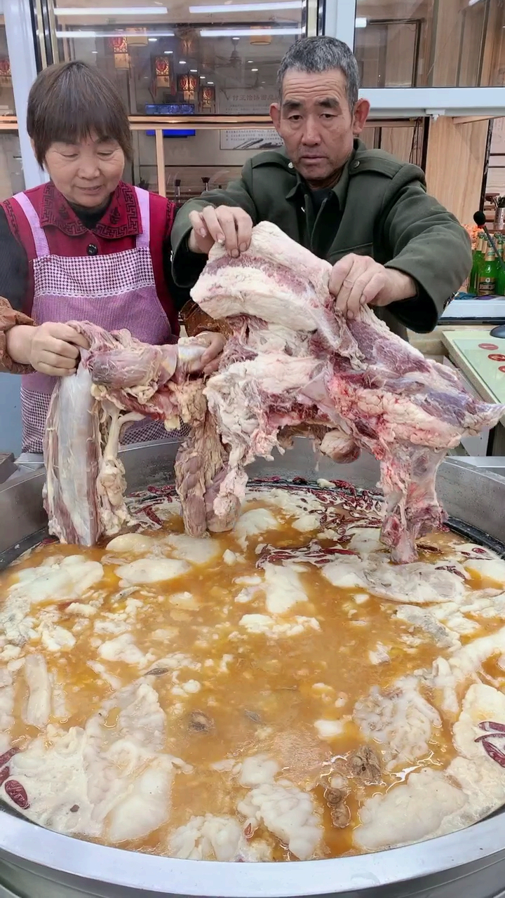 汤料桂皮3两白芷4两草果8个辣椒半斤姜1斤八角2两良姜1斤羊骨架1副羊肉30斤 