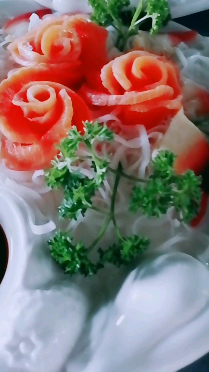 三文鱼,刺身没做成,摆了个玫瑰花这凉菜