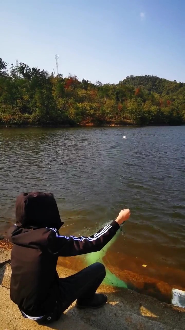 #户外捕鱼#这款是12V小动力的船,网下完之后,遥控器一键脱钩脱网,然后把船开回来,等着上