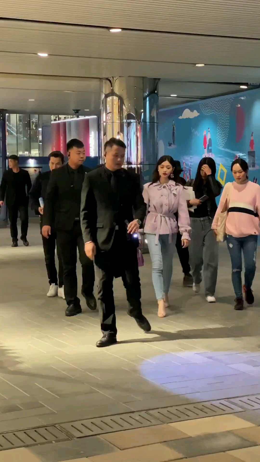 很幸运拍到著名女演员美人鱼漂亮女主角林允!最低调的实力派女明星!