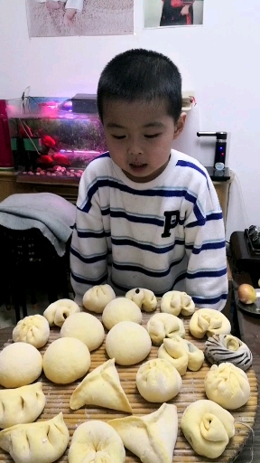 孙子和奶奶包了各种花样的包子,吃的很过瘾