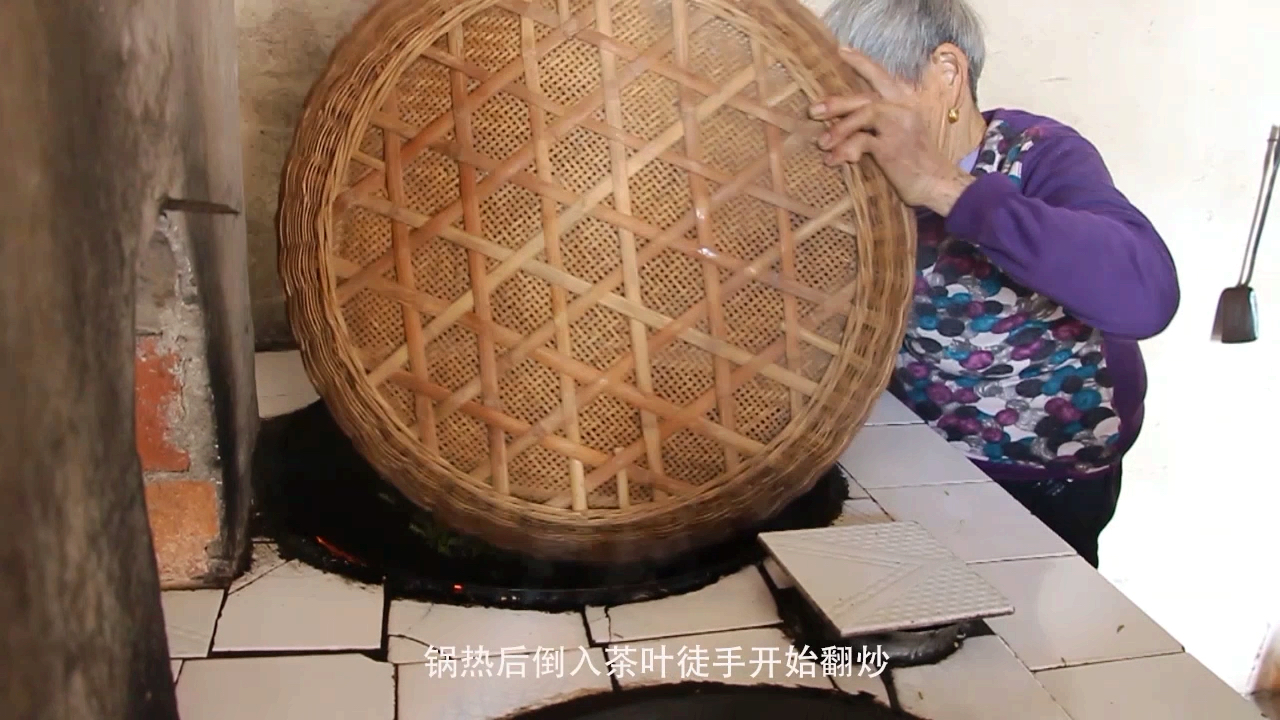 #乡村生活#农村80岁奶奶纯手工炒茶,动作娴熟,看到成品才知道茶来之不易(三)