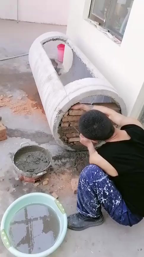 #搞笑段子#小伙用废弃水泥管做个鱼池,看到最后被惊艳了,请收下我的膝盖