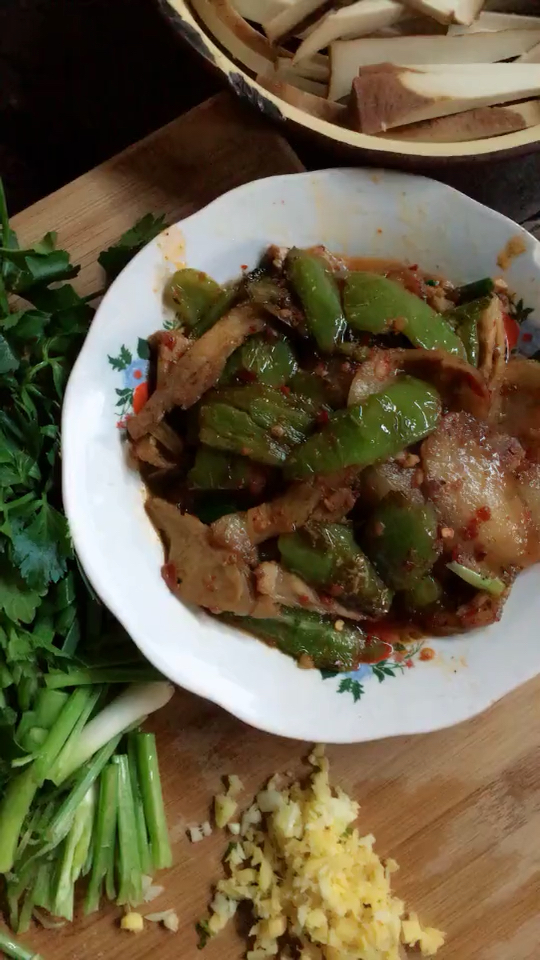 #过年你家吃什么#农村乡下柴火炒菜就算普通的菜都很好吃的!