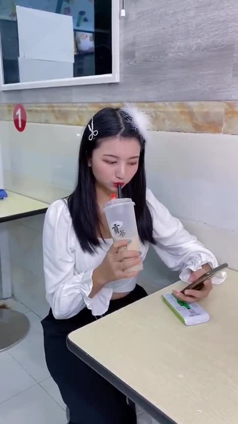 美女喜欢喝奶茶,照美女现在的肚量你觉着她能喝多少请问我一共喝了几杯呢