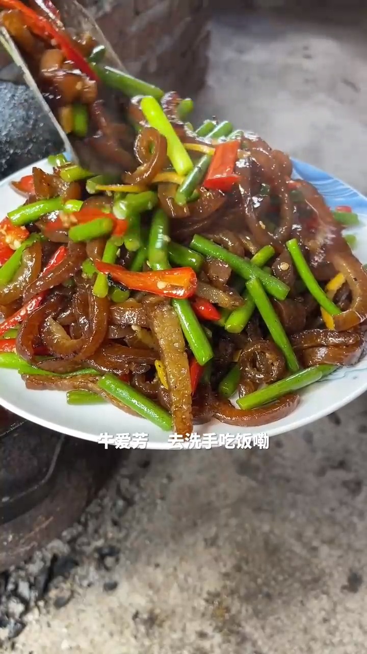 跟着牛爱芳在家吃个酸笋香牛肚,它不香吗?