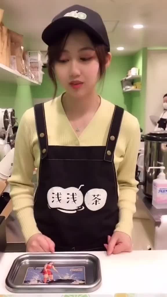 散装英语去打卡日本奶茶店,遇到了一个笑起来特别甜的 中国小姐姐