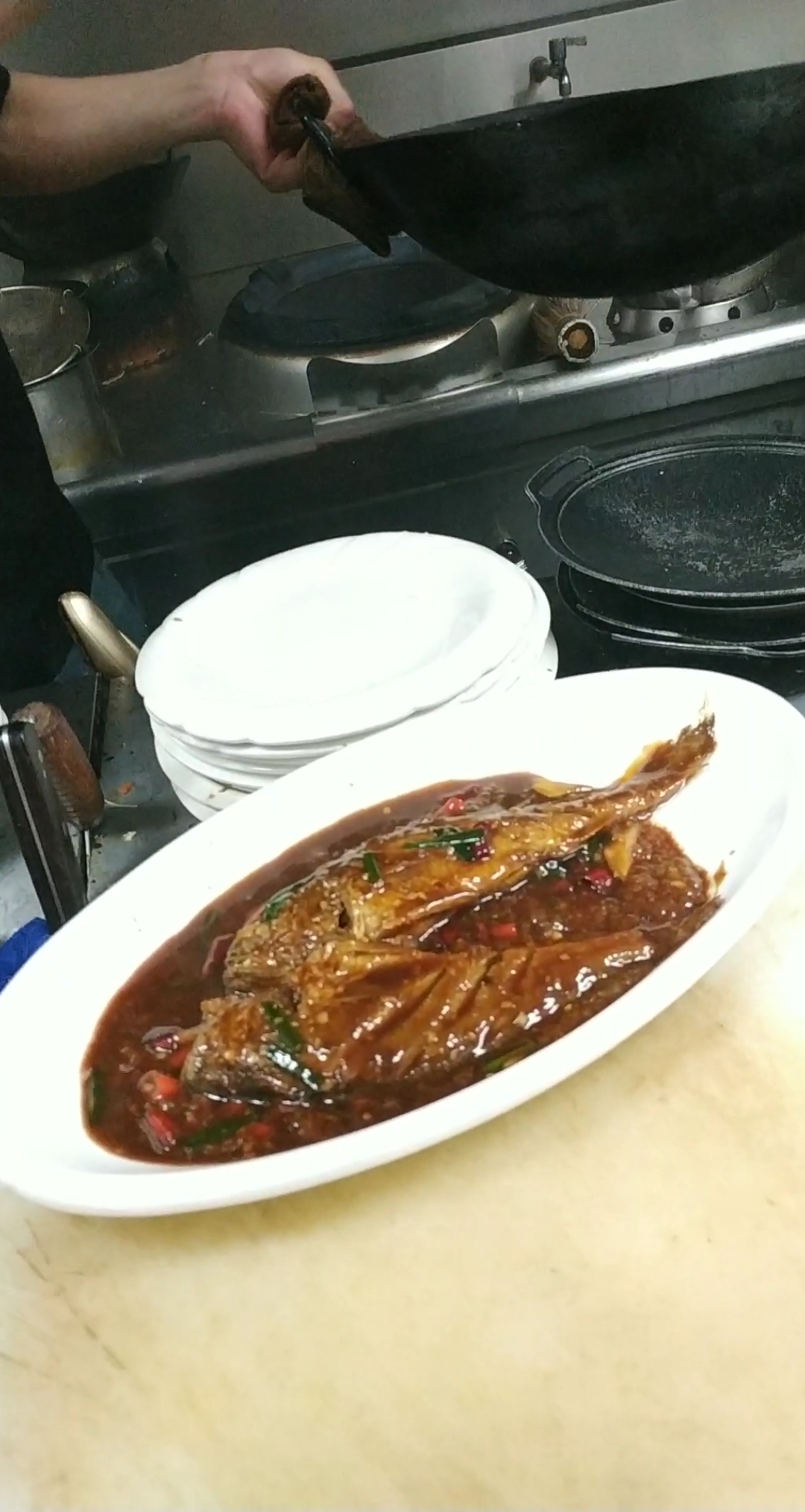 徒弟第一次做菜没经验,红烧小黄鱼出锅时乌烟瘴气的,不过颜色还行