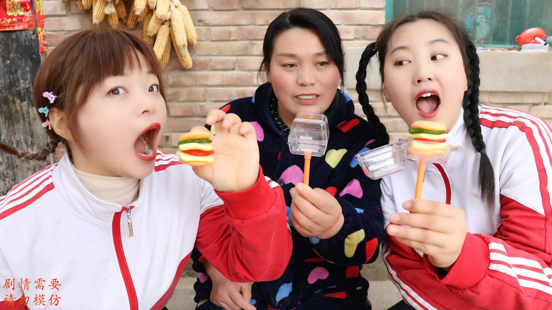 妈妈给姐妹俩买了巨型汉堡糖,长得像汉堡的糖果真好吃!