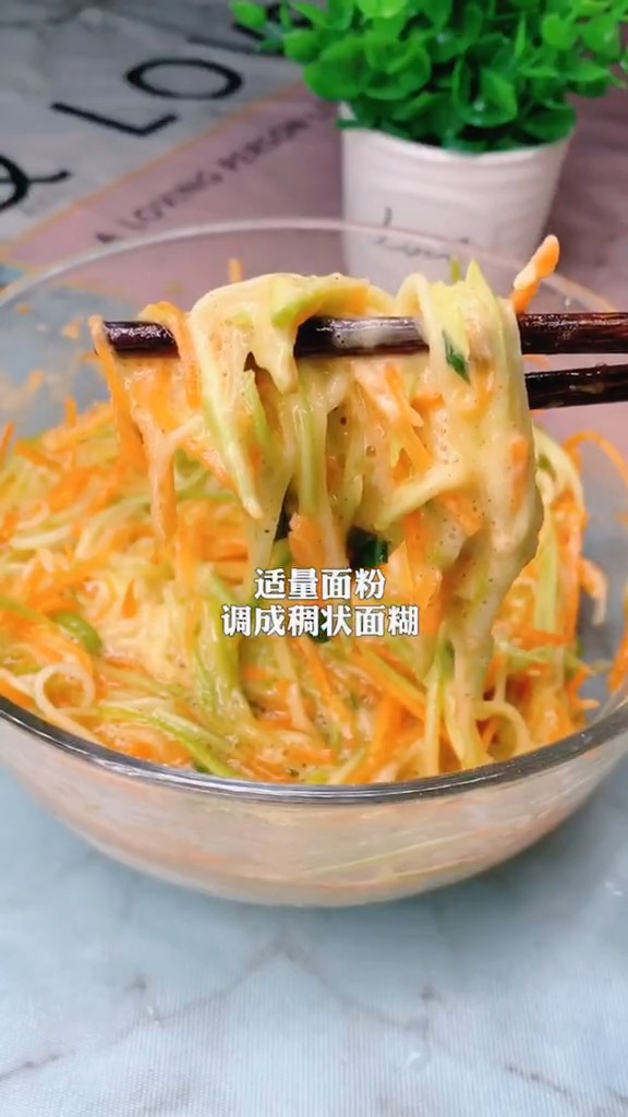 素菜鸡蛋饼做法简单,宝宝平时不爱吃素菜可以试着这样做哦