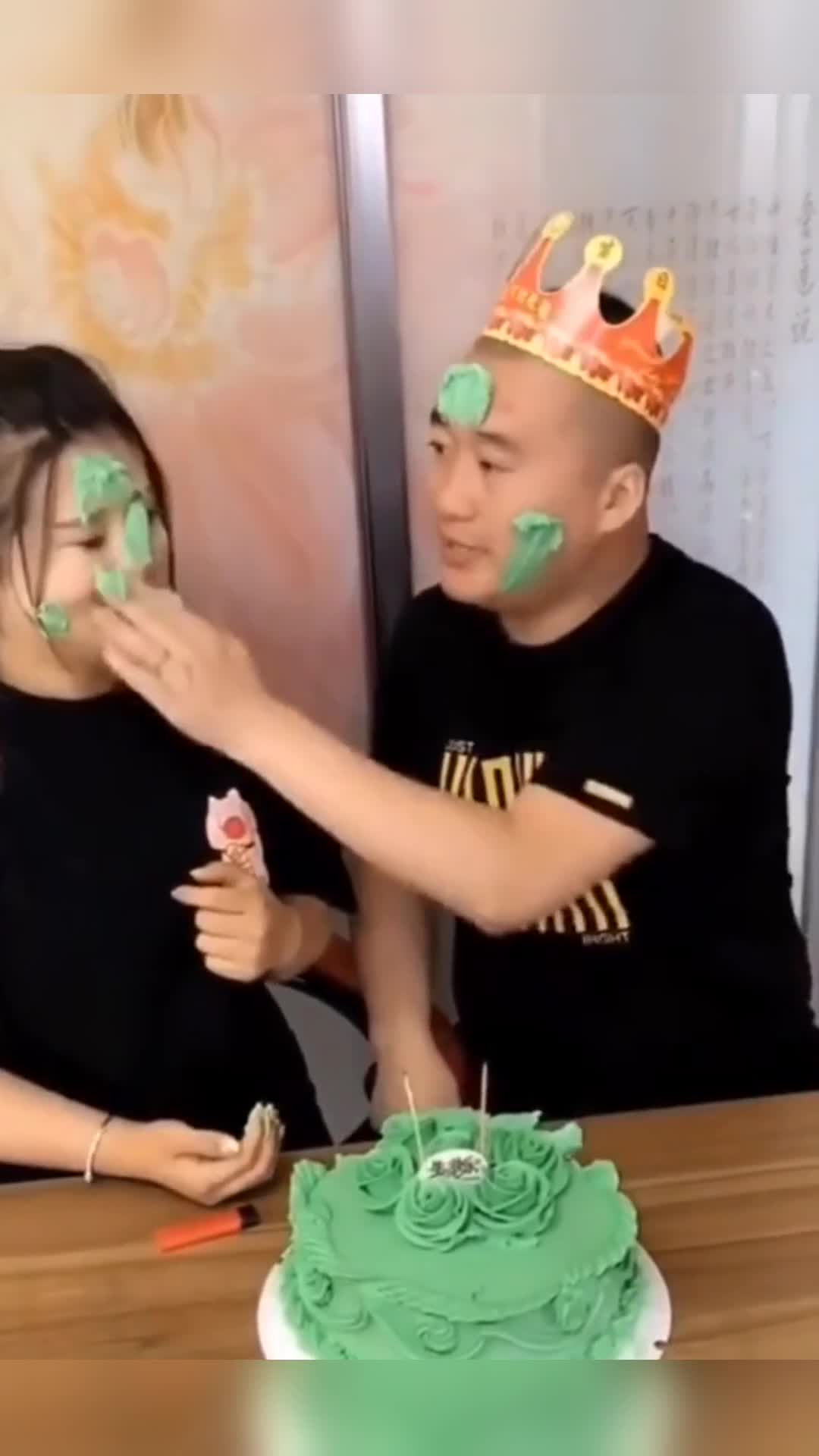 #我要上热门#过生日夫妻俩互相抹蛋糕,结果一发不可收拾,干起来了!