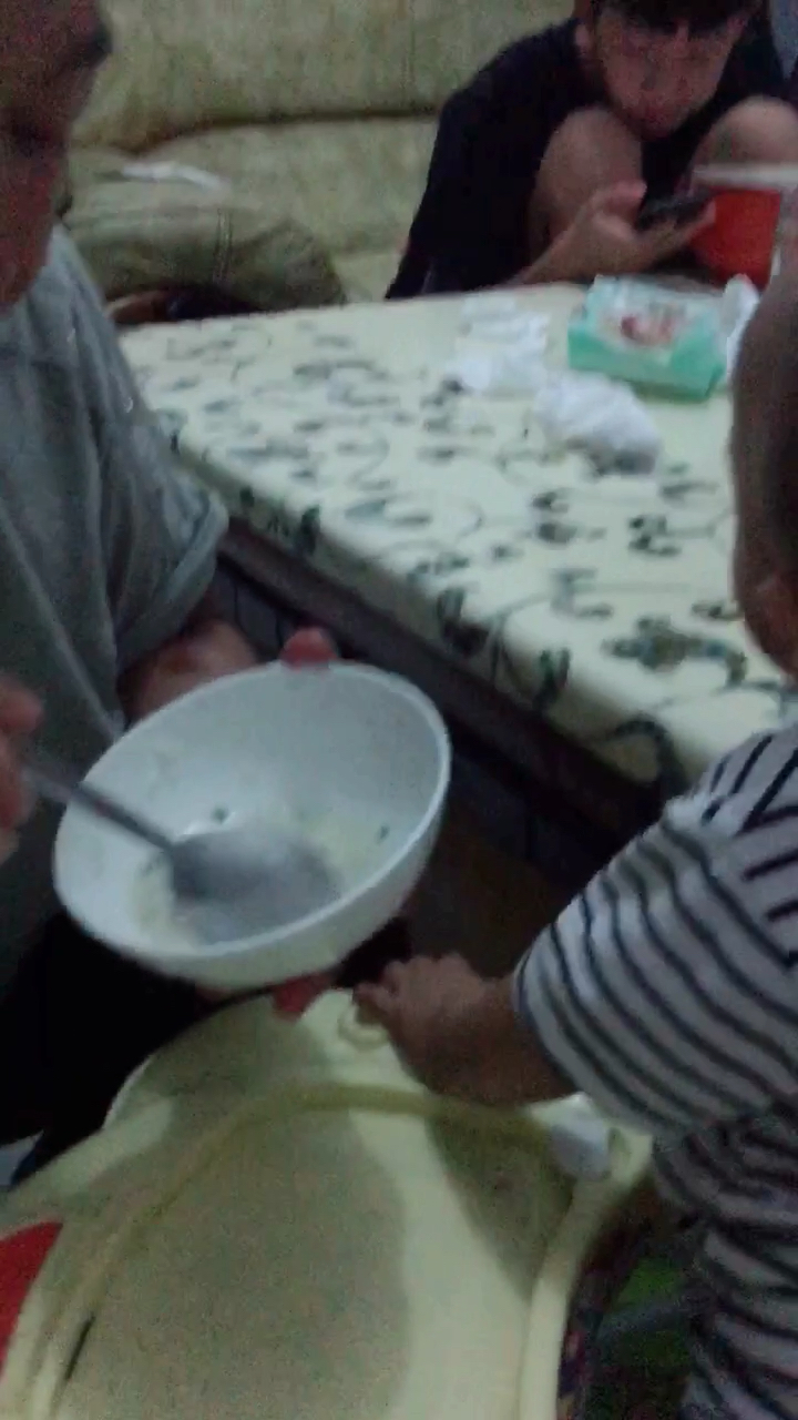 皮蛋虾仁儿瘦肉粥,乖乖吃了快一小碗了,真棒。9/1,19:34