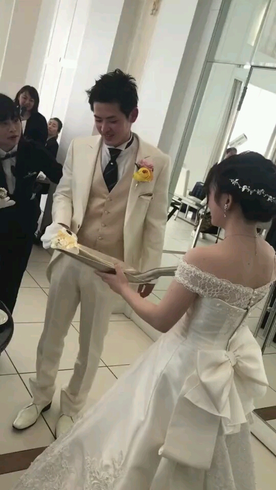 日本人结婚仪式上都有个环节是新娘喂新郎吃蛋糕
