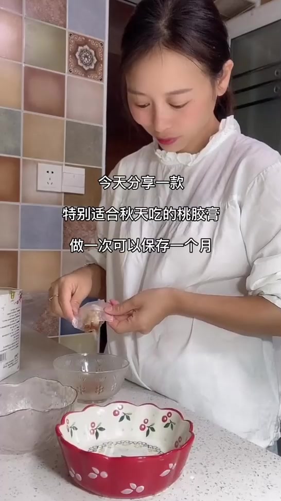 女生要对本身好,一碗桃胶少不了,没想到桃胶膏本来这么简朴,对峙喝,你就美去吧