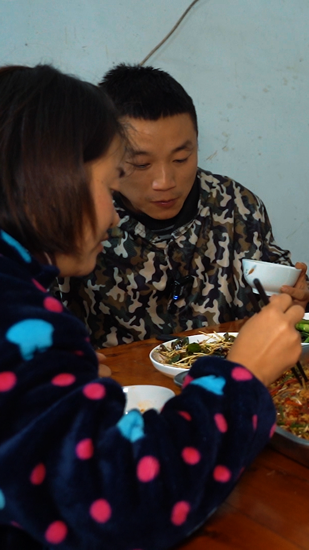 #夫妻日常#两夫妻去山上挖折耳根，回家做一盘跳水鱼，鲜香麻辣真美味