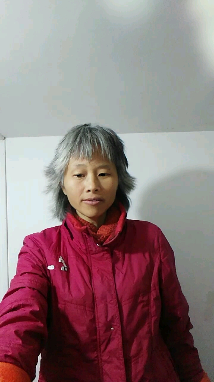 吃玉米粥不容易上火,什么煮呢?烧一壶滚水,倒一点到电饭锅里面去,安煮饭按键,再把