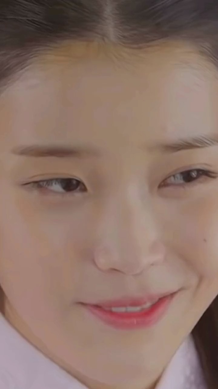 #iu#十王子,你好!去年只是给你唱过生日歌,不用这么吓解树吧?