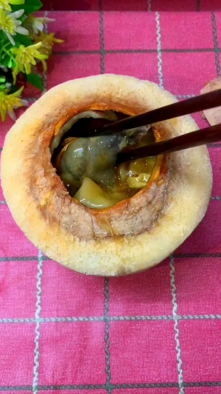#黑暗料理之王#正宗的椰子鸡做法,最后那勺汤汁才是精华,暖暖的,很适合一家老小温补。不易上
