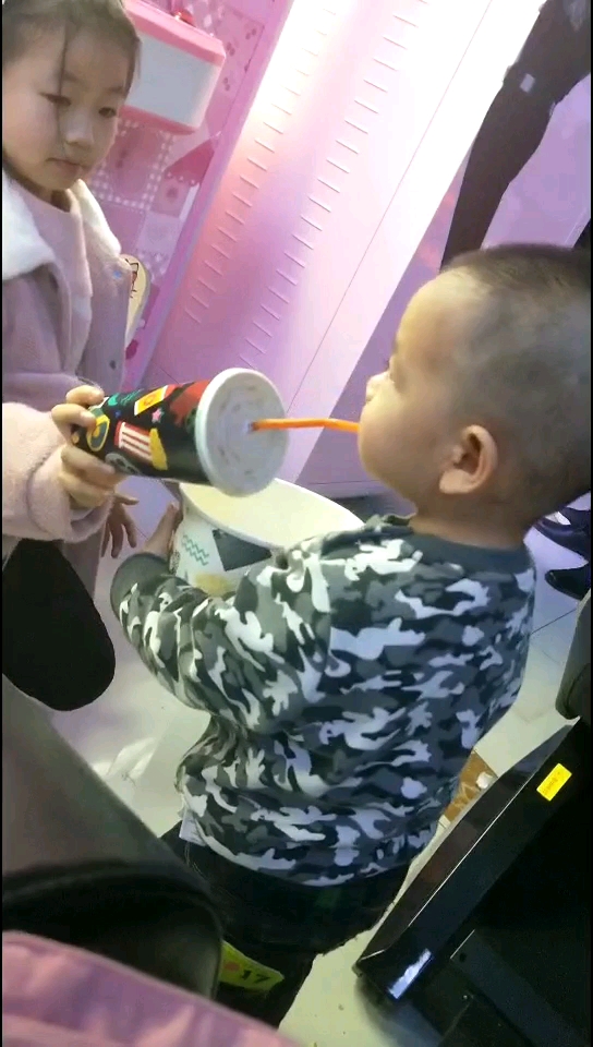 小家伙抱着大桶爆米花,姐姐让弟弟喝可乐,小朋友们不要学习呦,杜绝小朋友喝饮料