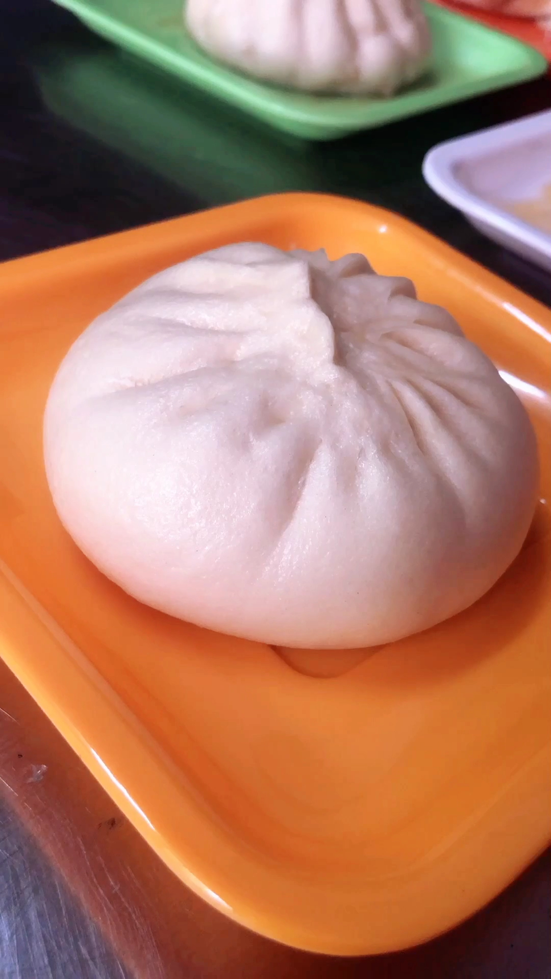 吃包子,还是吃有汤汁的新鲜肉包子,面皮蓬松有弹性,面香味十足,汤汁充盈,肉馅鲜味