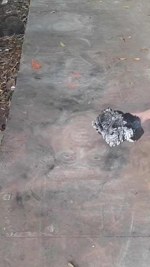 果然是高手在民间!用烧火棍和砖头做画,连表情都那么生动!