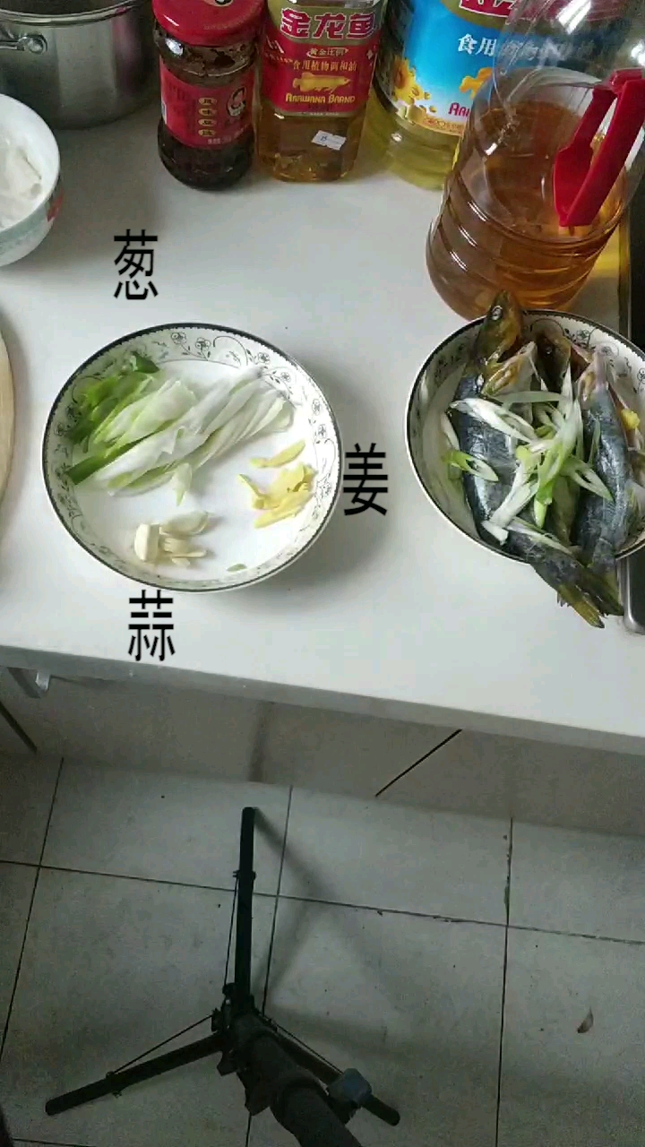 清蒸黄辣丁,色泽鲜艳,老人小孩都喜欢。