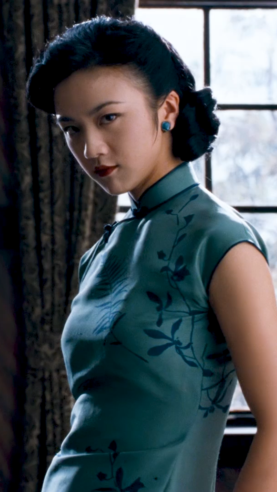 #汤唯#她的长相不是一眼惊艳，穿上旗袍却真的像民国走出来的人，东方韵味也就如此吧~