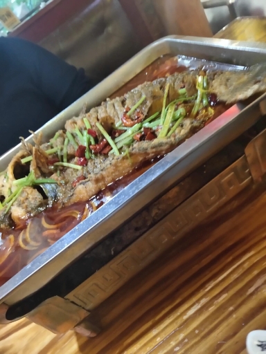 晚上我们吃烤鱼套餐,美食。