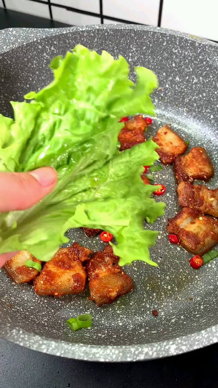 自己在家做烤花肉配上生菜吃完美